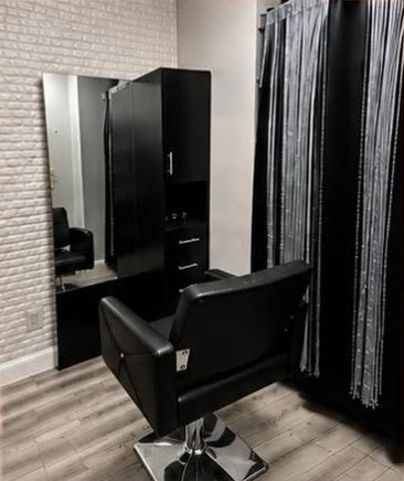 Booth space with styling chair, mirror and storage